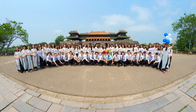 Nhiều cơ hội rộng mở vào trường Đại học Luật - Đại học Huế năm 2017 - 4 Sinh viên trường Đại học Luật - Đại học Huế chụp ảnh dã ngoại tại Ngọ Môn - Đại Nội Huế