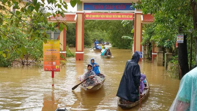 Người dân đi lại bằng ghe ở thôn Giáp Kiền, xã Hương Toàn, Thị xã Hương Trà