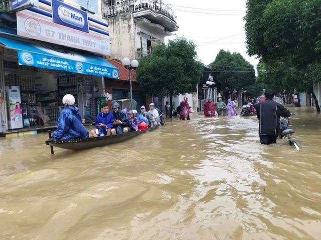 Mưa nguồn vẫn rất lớn – lũ tiếp tục dâng cao "bủa vây" Thừa Thiên Huế - 27 Nhiều tuyến đường phố tại Huế đã phải di chuyển bằng ghe vì nước sâu (ảnh: Z.Trương)