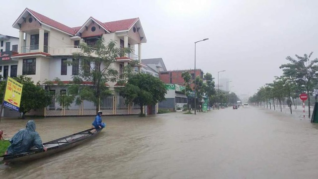 Mưa nguồn vẫn rất lớn – lũ tiếp tục dâng cao "bủa vây" Thừa Thiên Huế - 22 Ghe chờ ở khu bờ nam đô thị mới (ảnh: H.Hải)