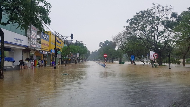Mưa nguồn vẫn rất lớn – lũ tiếp tục dâng cao "bủa vây" Thừa Thiên Huế - 12 Đường Trần Hưng Đạo đoạn cầu Phú Xuân trong biển nước