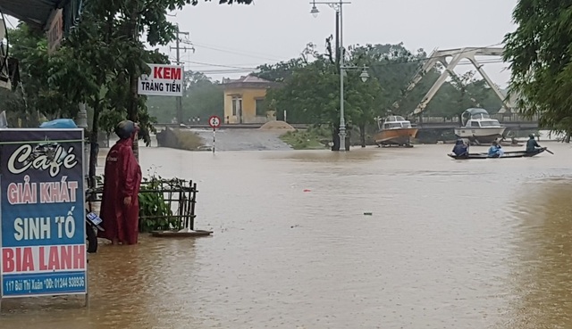 Mưa nguồn vẫn rất lớn – lũ tiếp tục dâng cao "bủa vây" Thừa Thiên Huế - 13 Đoạn Cầu Lòn sát cầu Dã Viên đã không đi lại được