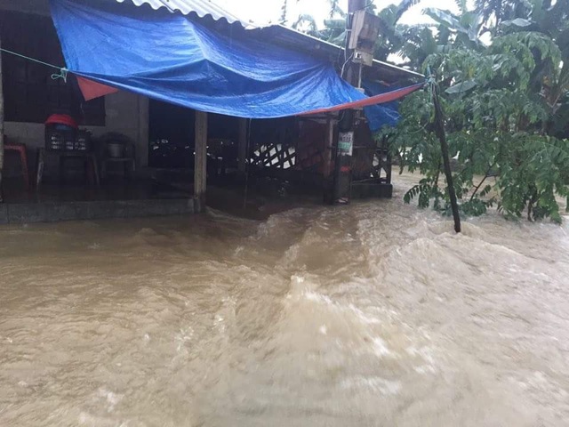 Mưa nguồn vẫn rất lớn – lũ tiếp tục dâng cao "bủa vây" Thừa Thiên Huế - 1 Nước cuồn cuộn chảy vào nhà một người dân ở Thị xã Hương Trà (ảnh: N.Phương)