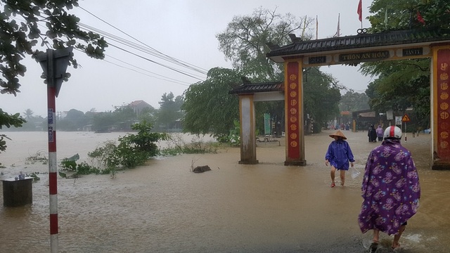 Mưa nguồn vẫn rất lớn – lũ tiếp tục dâng cao "bủa vây" Thừa Thiên Huế - 10 Nước sông An Hòa tràn vào đường liên thôn
