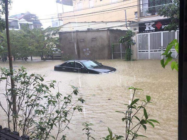 Mưa nguồn vẫn rất lớn – lũ tiếp tục dâng cao "bủa vây" Thừa Thiên Huế - 5 Ô tô ngập gần hết ở đường Nhật Lệ (ảnh: T.Thu)