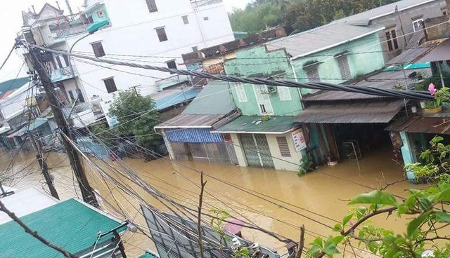 Mưa nguồn vẫn rất lớn – lũ tiếp tục dâng cao "bủa vây" Thừa Thiên Huế - 15 Đường Đào Duy Anh cạnh sông Bao Vinh (ảnh: T.Trụ)