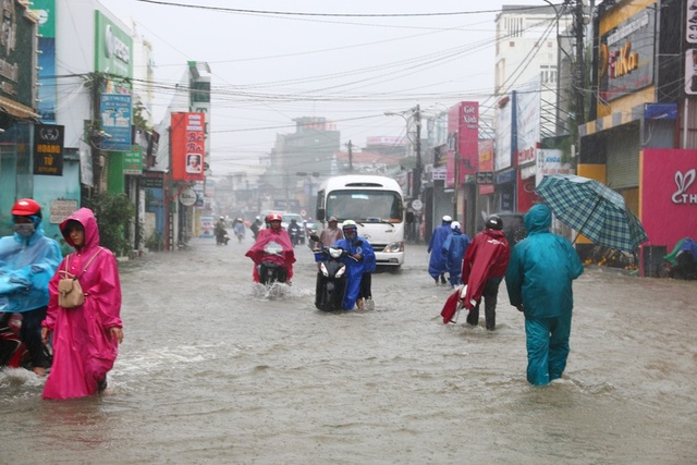 Mưa lớn kéo dài, nước dâng cao, lo lũ chồng lũ ở Huế - 3 Giao thông đi lại khó khăn tại tuyến đường Bà Triệu