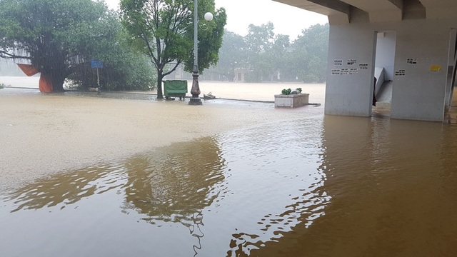Mưa lớn kéo dài, nước dâng cao, lo lũ chồng lũ ở Huế - 6 Dưới chân cầu Đông Ba