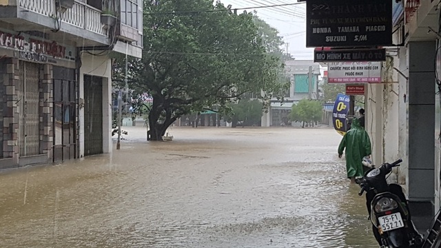 Lũ đang dâng cao “tấn công” nhiều tuyến đường tại Huế - 2 Nước sông Đông Ba tràn vào đường Mai Thúc Loan