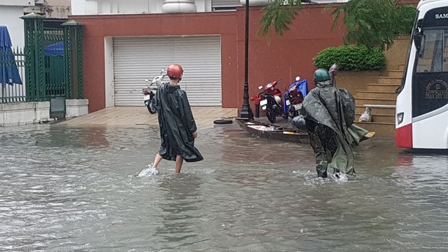 Lũ đang dâng cao “tấn công” nhiều tuyến đường tại Huế - 3 Ghe được điều động tới ngã 6 Hùng Vương