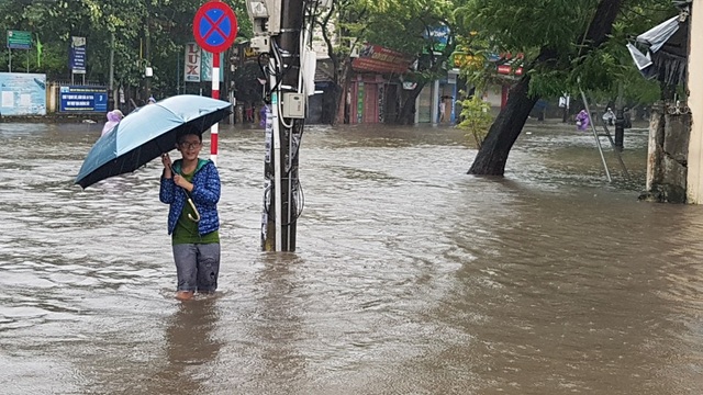 Lũ đang dâng cao “tấn công” nhiều tuyến đường tại Huế - 4 Đường Nguyễn Huệ