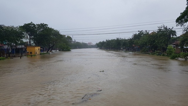 Lũ đang dâng cao “tấn công” nhiều tuyến đường tại Huế - 7 Sông An Cựu nước cuồn cuộn chảy