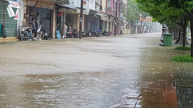 Lũ đang dâng cao “tấn công” nhiều tuyến đường tại Huế - 13 Đường Huỳnh Thúc Kháng nước đang dâng lên
