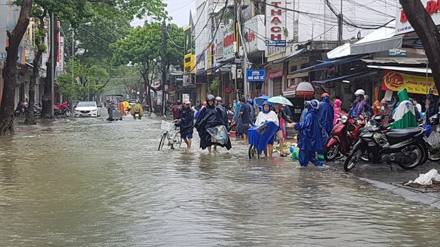 Lũ đang dâng cao “tấn công” nhiều tuyến đường tại Huế - 14 Họp chợ tại một đoạn giao nhau đường Mai Thúc Loan - Ngô Đức Kế