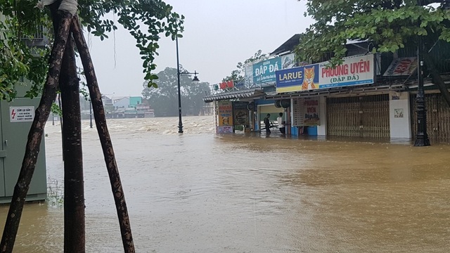 Lũ đang dâng cao “tấn công” nhiều tuyến đường tại Huế - 19 Đập Đá đã đầy nước