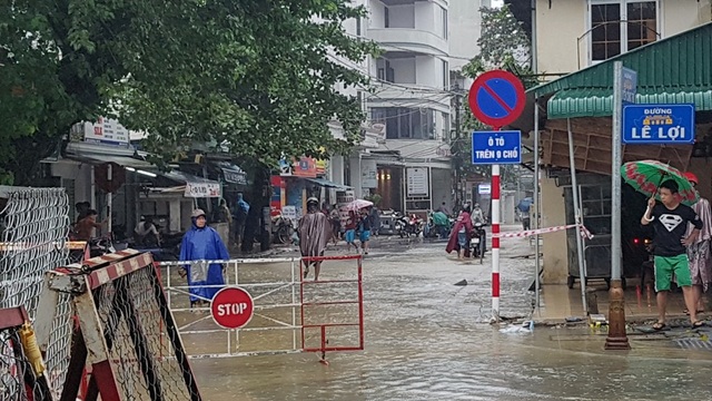 Lũ đang dâng cao “tấn công” nhiều tuyến đường tại Huế - 20 Barie chắn ngang đường Lê Lợi giao Đập Đá
