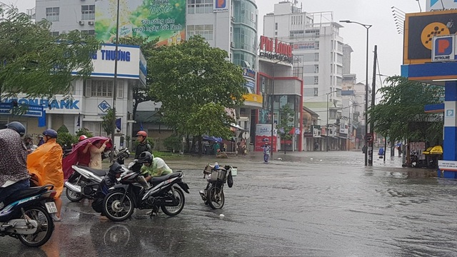 Lũ đang dâng cao “tấn công” nhiều tuyến đường tại Huế - 23 Nhiều xe máy bị chết máy