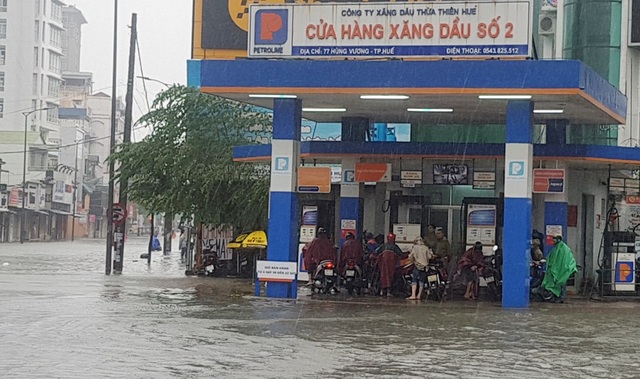 Lũ đang dâng cao “tấn công” nhiều tuyến đường tại Huế - 24 Người dân vội vã vào đổ xăng