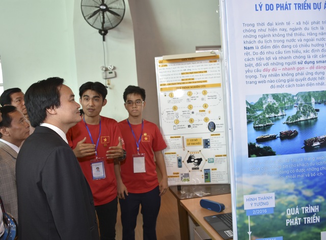 Bộ trưởng Phùng Xuân Nhạ: Khuyến khích học sinh nghiên cứu khoa học hướng đến vấn đề cuộc sống - 2
Bộ trưởng tham quan khu trưng bày các sản phẩm tham dự cuộc thi