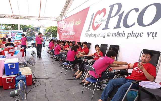 Gần 200 đơn vị máu được huy động trong ngày hội hiến máu - 1 Gần 200 đơn vị máu được huy động trong ngày hội hiến máu - 1