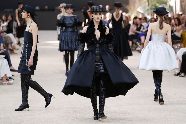 Chanel dựng tháp Eiffel "khủng" giữa sàn catwalk - 4
NTK Karl Lagerfeld lăng xê lại rất nhiều mẫu nũ của thế kỷ thứ 20 trong BST lần này