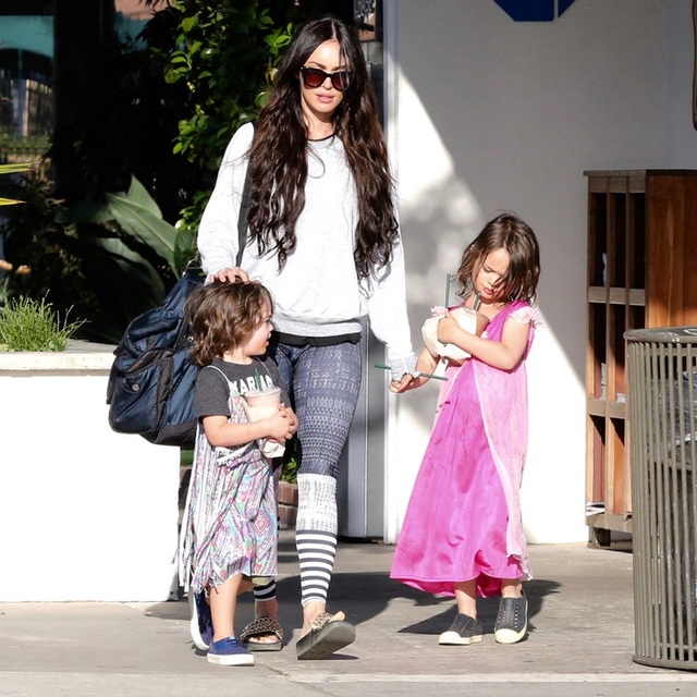 Cậu nhóc dễ thương của Megan Fox thường xuyên mặc váy! - 1 Megan Fox - bà mẹ đảm của 3 cậu con trai dễ thương, tuy nhiên khi nhìn hình ảnh này, nhiều người sẽ nghĩ sao phim Robot đại chiến có con gái!