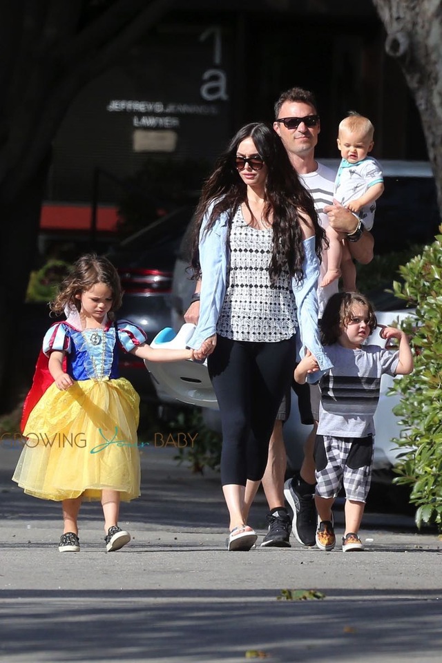 Cậu nhóc dễ thương của Megan Fox thường xuyên mặc váy! - 3 Noah Shannon Green (ngoài cùng bên trái) xinh như 1 bé gái với các kiểu váy bồng