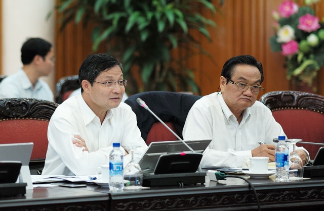 Bộ máy hành chính phải chuyển từ “lực kéo” của Thủ tướng sang “lực đẩy” của xã hội - 2 Ông Vũ Viết Ngoạn (trái) và ông Trần Du Lịch (phải) đóng góp ý kiến tại cuộc họp.