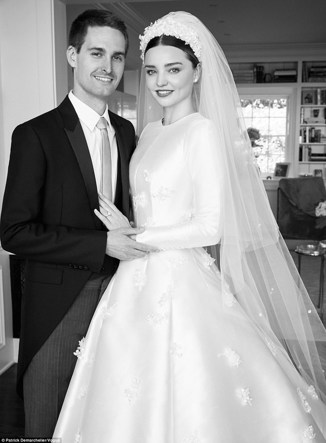 Miranda Kerr lần đầu khoe ảnh cưới - 3
Bộ váy lấy cảm hứng từ váy cưới mà Grace Kelly mặc trong hôn lễ của cô với hoàng tử Rainier của Monaco vào năm 1956. Grace là thần tượng của siêu mẫu 33 tuổi