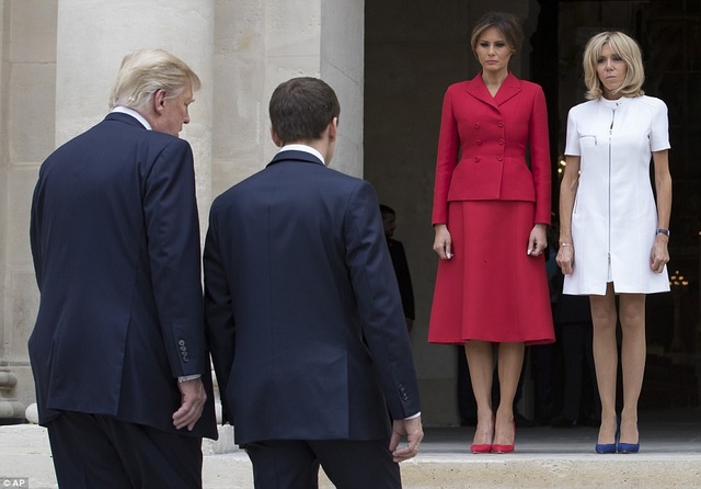
Bà Melania đã chọn bộ váy màu đỏ của nhà thiết kế Dior trong chuyến công du Pháp. Trong khi đó, Đệ nhất phu nhân Pháp Brigitter cũng khá nổi trội trong bộ váy màu trắng. (Ảnh: AP)
