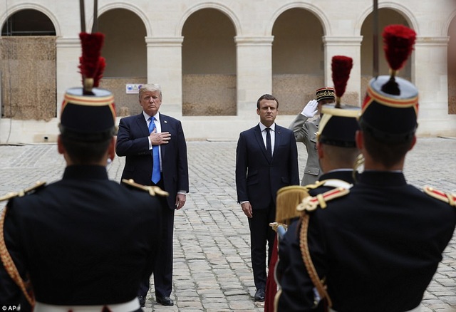 Ông Trump được chiêu đãi tiệc tối trên tháp Eiffel - 8
Nghi thức tiếp đón Tổng thống Donald Trump tại Pháp. (Ảnh: AP)