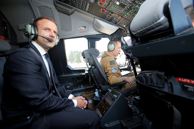 Tổng thống Macron quan sát nước Pháp từ trên buồng lái của máy bay vận tải Airbus A400M trong khi máy bay di chuyển tới sân bay Le Bourget.