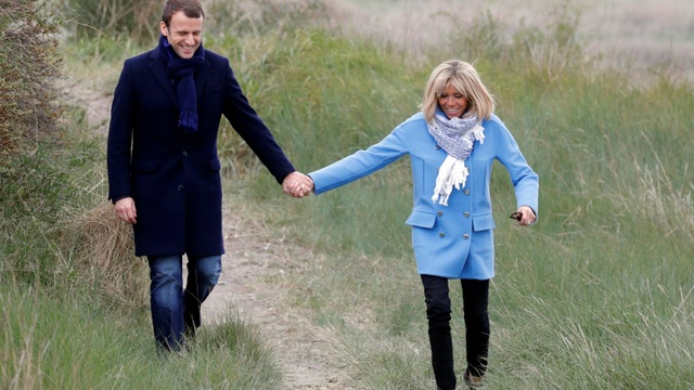 Emmanuel Macron - "làn gió mới" trên chính trường Pháp - 1
Ông Macron và người vợ hơn 25 tuổi, bà Brigitte Trogneux (Ảnh: Reuters)
