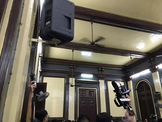 Vụ hoa hậu Phương Nga: Lời khai bất ngờ của người phụ nữ "quyền lực" - 3
Phóng viên dự toà ghi âm sát loa tại phòng xét xử để rõ phần trả lời thẩm vấn của bà Mai Phương.