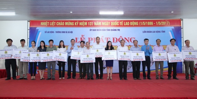 Quảng Trị: Tặng 44 "Mái ấm công đoàn" trị giá 1,3 tỉ đồng tới công nhân nghèo - 1 Lãnh đạo Tổng LĐLĐ Việt Nam và UBND tỉnh Quảng Trị trao Mái ấm công đoàn cho đại diện các đơn vị có người lao động khó khăn về nhà ở