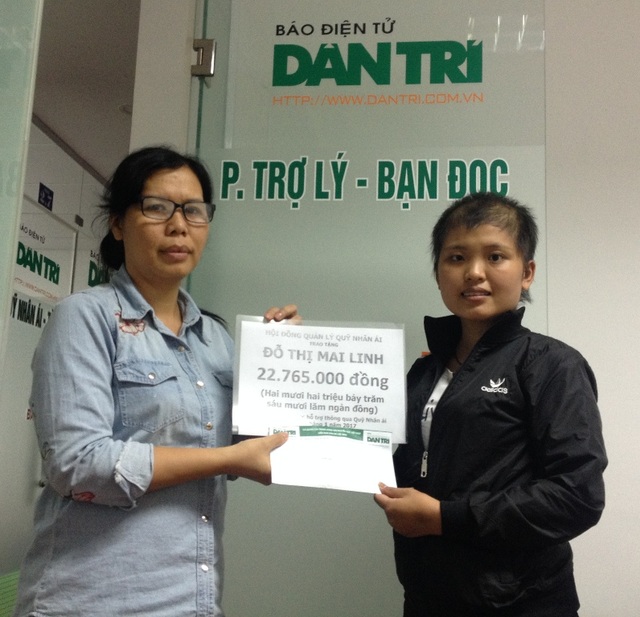 Hơn 22 triệu đồng đến với bé Mai Linh - 1 Nhà báo Lý Thị Toàn Thắng, Trưởng văn phòng đại diện báo Dân trí tại TPHCM trao quà nhân ái đến cho Mai Linh