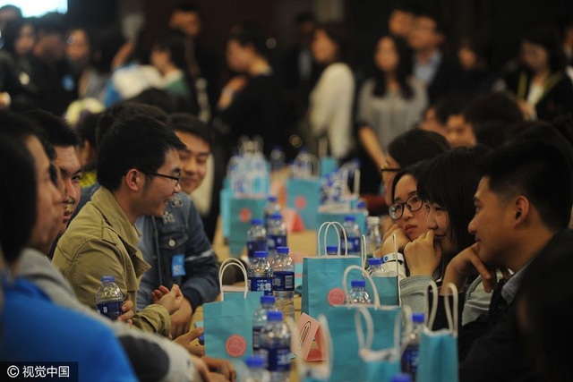 Trung Quốc: Hàng ngàn sinh viên dự sự kiện mai mối - 4 Hàng ngàn sinh viên đại học tham dự sự kiện mai mối ở Bắc Kinh ngày 9/4. (Ảnh: VCG)