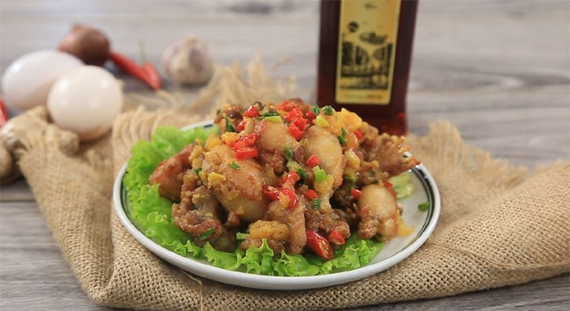 Gợi ý 5 món ngon tuyệt cho cả gia đình nhân ngày nghỉ lễ - 1 Món Ếch chiên trứng muối - nguồn Feedy.vn