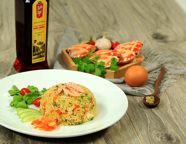 Gợi ý 5 món ngon tuyệt cho cả gia đình nhân ngày nghỉ lễ - 5 Món Cơm rang ghẹ Phú Quốc - nguồn Feedy.vn