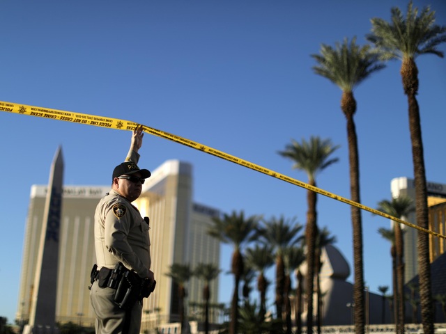 Lý do kẻ thảm sát Las Vegas nã đạn vào bồn xăng của sân bay - 2
Nghi phạm Stephen Paddock đã xả súng từ tầng 32 khách sạn Mandalay xuống khu vực biểu diễn âm nhạc. (Ảnh minh họa: Independent)