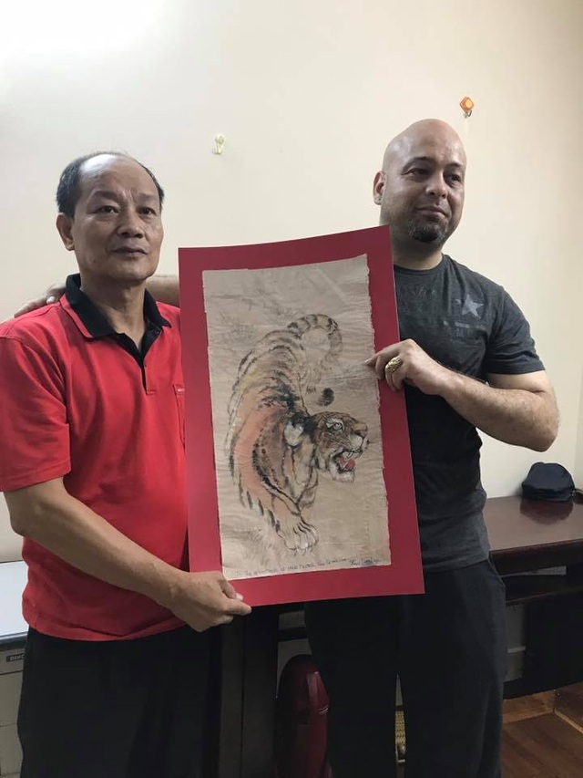 Người vẽ giúp cao thủ Flores bức tranh “Mãnh hổ” tặng võ sư Việt là ai? - 3 Võ sư Trần Lê Hoài Linh tiếp nhận tranh tặng của cao thủ Flores. Ảnh: DNĐ