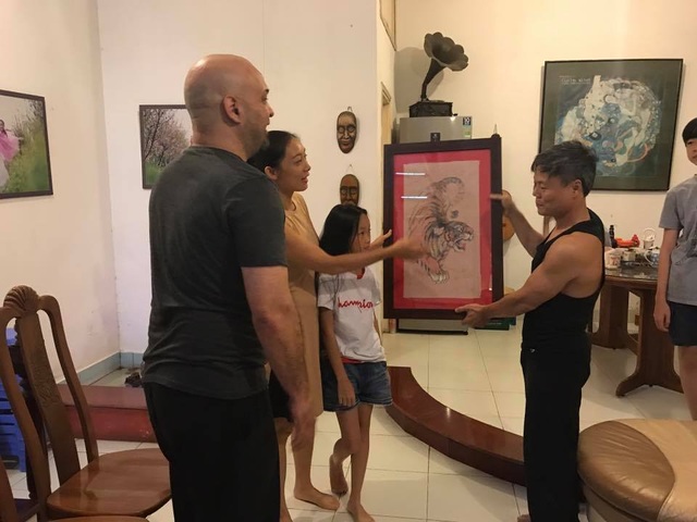 Cao thủ Flores tặng tranh cho võ sư Đoàn Bảo Châu tại nhà riêng. Ảnh: DNĐ