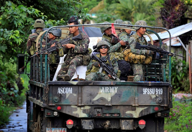Đặc nhiệm Mỹ giúp Philippines diệt phiến quân thân IS - 1 Quân đội Philippines tham gia cuộc chiến chống phiến quân tại Marawi (Ảnh: Reuters)