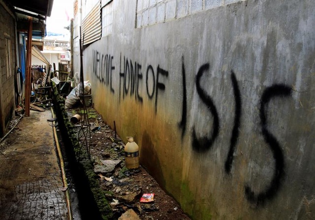 Dòng chữ viết bằng sơn xuất hiện trên một bức tường tại Marawi với nội dung: “Chào mừng tới ngôi nhà của IS”.