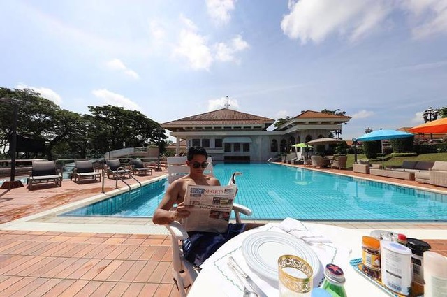 Cuộc sống giàu sang "vạn người mơ" của Hoàng tử điển trai 9X - 2 Anh là một trong 5 người con trai và 7 người con gái của Quốc vương Brunei – người đang có tài sản ròng ước tính lên tới 20 tỷ USD.