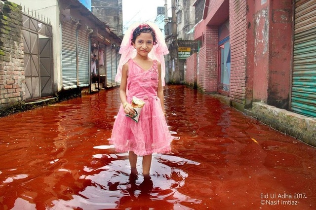 Giật mình nhìn “dòng sông nhuộm máu” trên phố - 1 Bé gái bước chân trần trên dòng sông máu