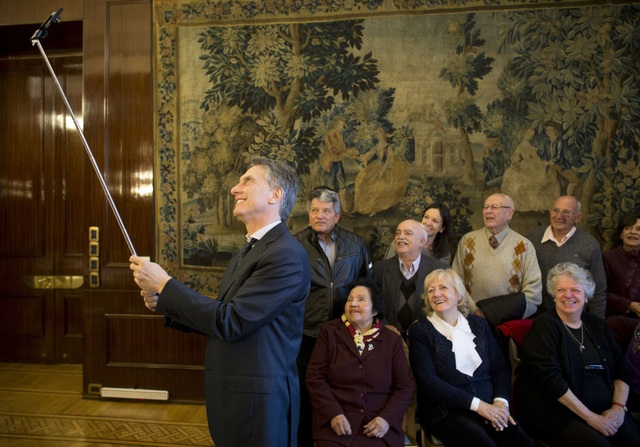 Ảnh "tự sướng" của các nguyên thủ thế giới - 3
Tổng thống Argentina Mauricio Macri cầm gậy chụp ảnh tự sướng tại dinh tổng thống ở Buenos Aires, Argentina tháng 6/2016. (Ảnh: AP)