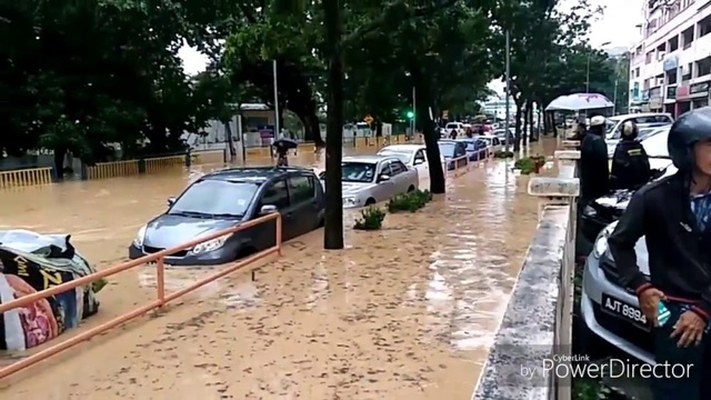 Malaysia: Xe bị ngập nước đổ về chật kín các gara ô tô - 6 Malaysia: Xe bị ngập nước đổ về chật kín các gara ô tô - 6