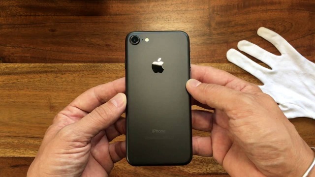 Trớ trêu cảnh iPhone 7/7 Plus Jet Black "mất giá" trên thị trường - 6 Màu Matte Black tuy không gây ấn tượng mạnh ban đầu, nhưng lại ít bám vân tay trong quá trình sử dụng.