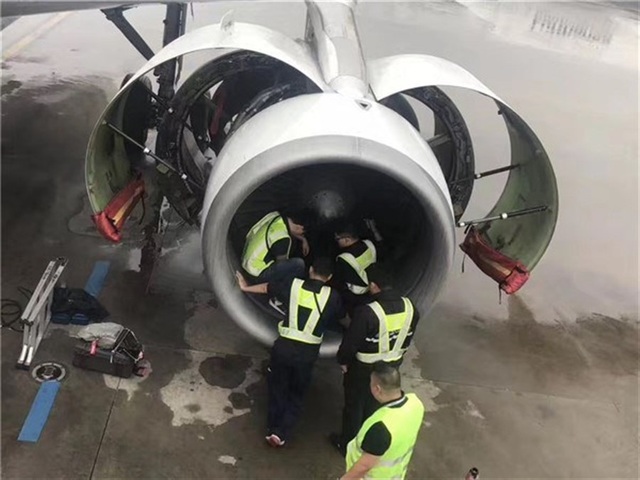 Máy bay trễ chuyến vì du khách "mê tín" - 1 Nhân viên bộ phận kỹ thuật kiểm tra động cơ máy bay sau sự cố